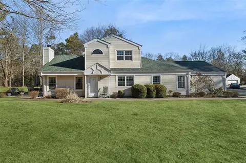 43 Quail Ct, Manorville, NY 11949