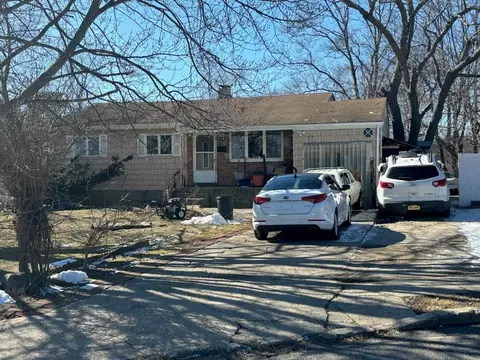 23 Robin Hill Pl, Brentwood, NY 11717