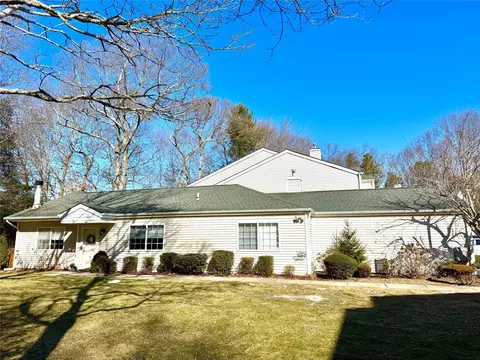 118 Owls Nest Ct, Manorville, NY 11949