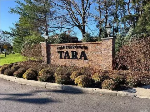 8 Ashley Cir, Commack, NY 11725