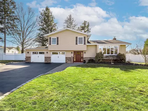 5 Sandra Ct, Glen Cove, NY 11542