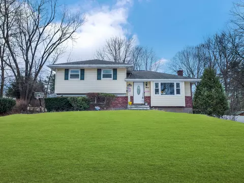 3 Spruce Dr, Clarkstown, NY 10954