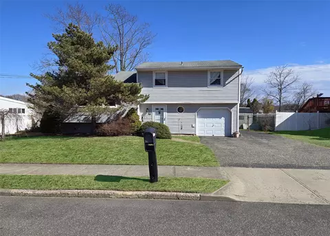 23 Willow St, Selden, NY 11784