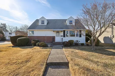 43 S Oakdale Ave, Bethpage, NY 11714