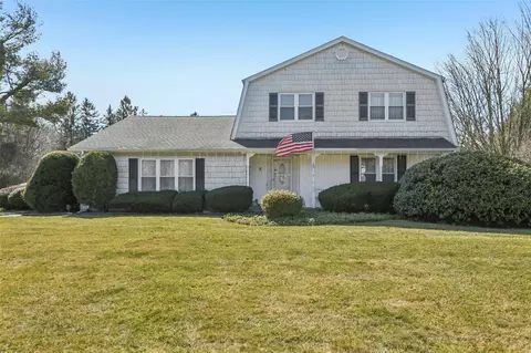 5 Toga Ct, East Northport, NY 11731