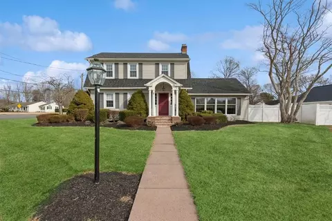 3 Beverly Ave, Brookhaven, NY 11772