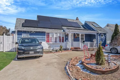456 N Ontario Ave, Lindenhurst, NY 11757