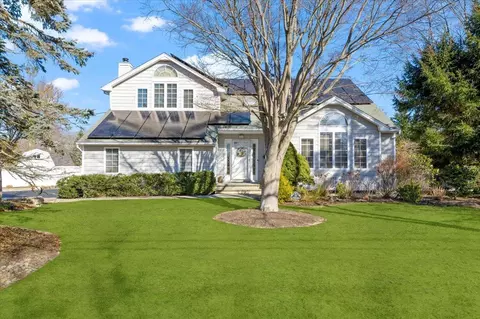 33 Pauchogue Ave, East Islip, NY 11730