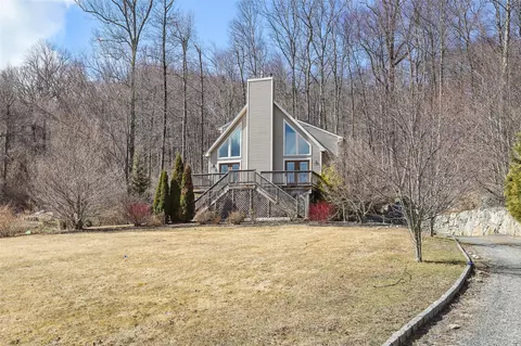 15 Oak Ridge Dr, Putnam Valley, NY 10579