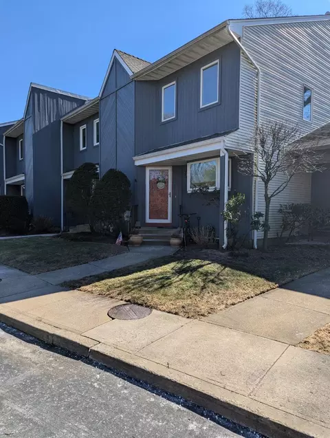 15 Anthony Dr, West Islip, NY 11795
