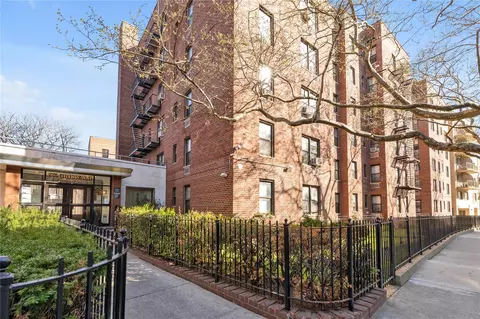 141-05 Pershing Cres #511, New York, NY 11435