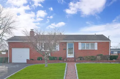 9 Stagg Ln, Commack, NY 11725
