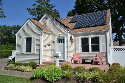 83 Brook St, West Sayville, NY 11796