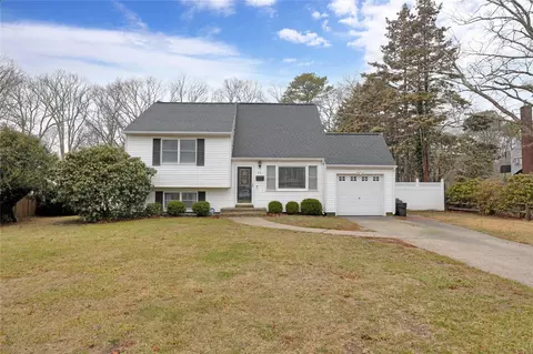 40 Maple Ave, Bellport, NY 11713