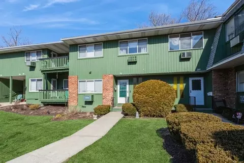 206 Coachlight Sq, Cortlandt, NY 10548