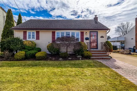 159 Nevada St, Hicksville, NY 11801