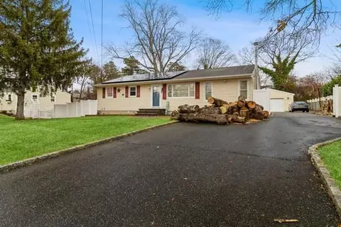 273 Robinson Ave, Brookhaven, NY 11772