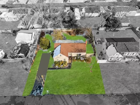 25 Minerva Ln, Centereach, NY 11720