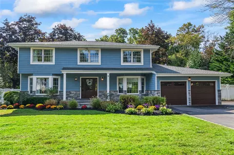 39 Kinsella St, Dix Hills, NY 11746