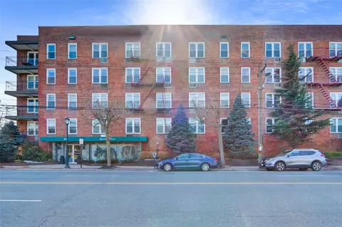 504 Merrick Rd #4D, Lynbrook, NY 11563