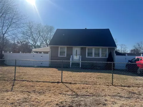 58 E Walnut St, Central Islip, NY 11722