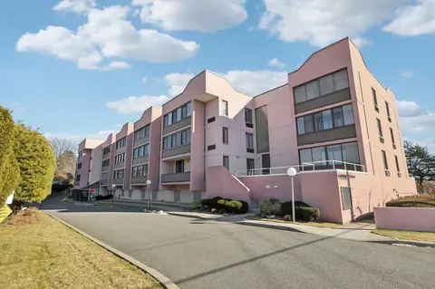 800 Willis Ave #311, North Hempstead, NY 11507