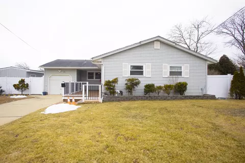 20 Warren St, Brentwood, NY 11717