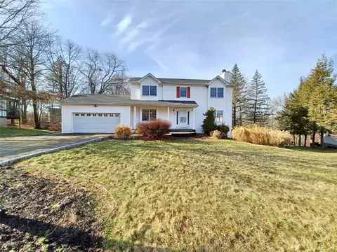 12 Hoover Dr, Middletown, NY 10940