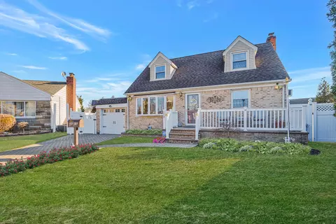 72 Lois Ct, East Meadow, NY 11554