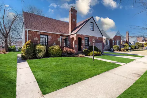 939 Hillside Blvd, North Hempstead, NY 11040