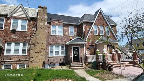 8989 Vanderveer St, New York, NY 11427