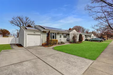 3 Shubert Ln, Bethpage, NY 11714