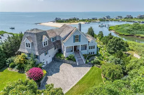 960 Willis Creek Dr, Mattituck, NY 11952