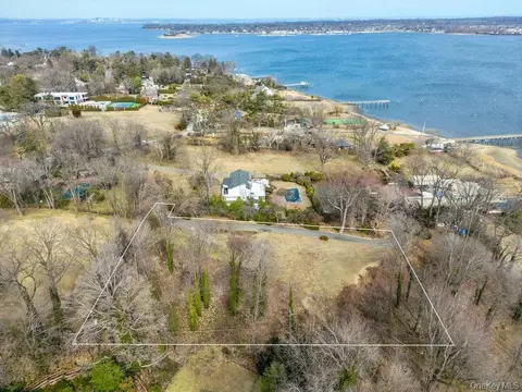 36 Pheasant Run Ln, North Hempstead, NY 11024