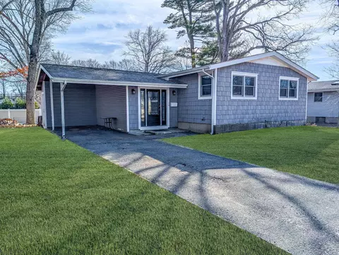 18 Sandalwood Dr, Smithtown, NY 11787