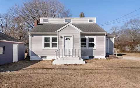 200 Maywood Dr, Mastic Beach, NY 11951