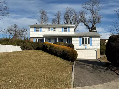 77 Auburn Ln, East Norwich, NY 11732