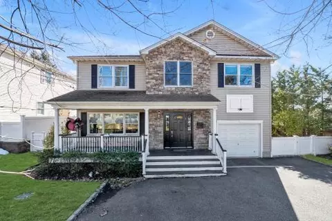 7 Revere Rd, North Hempstead, NY 11050