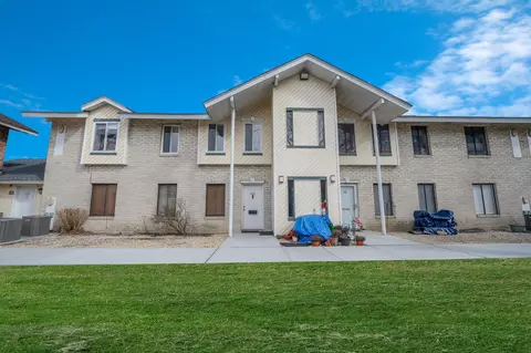 44 Navajo Ct #44, Coram, NY 11727