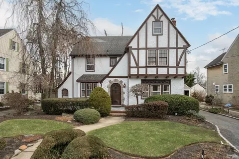 605 N Village Ave, Rockville Centre, NY 11570