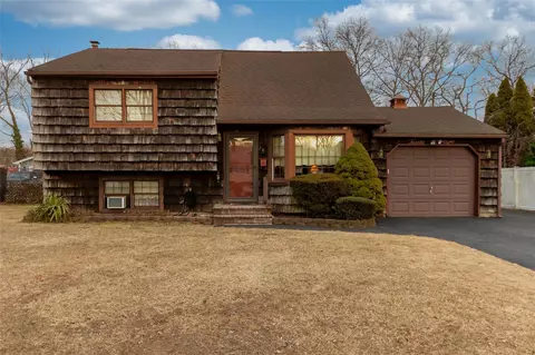 28 Schoolhouse Rd, East Islip, NY 11730