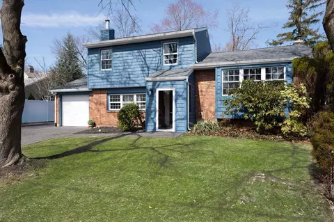5 Duke Pl, Glen Cove, NY 11542