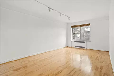 61-41 Saunders #A18, Astoria, NY 11105