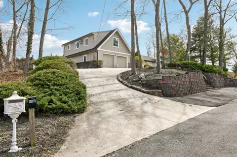 69 Bellhaven Rd, Brookhaven, NY 11719