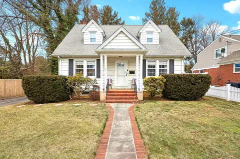 8 Manor Pl, Glen Cove, NY 11542
