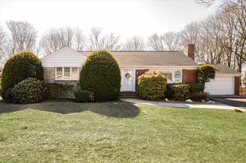 52 E Woodside Ave, Patchogue, NY 11772