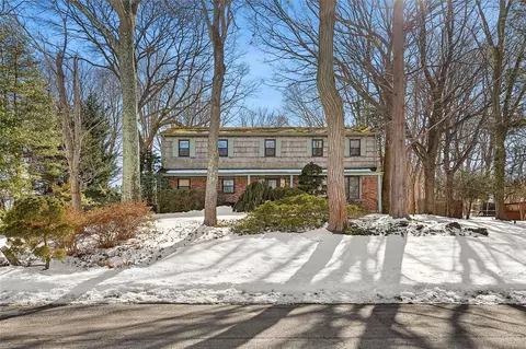 6 Ridings Rd, Northport, NY 11768