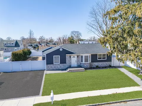 20 E Bay Dr, West Islip, NY 11795