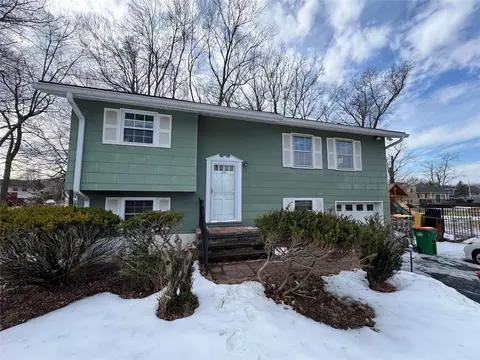 274 Cabot Ct, Fishkill, NY 12524