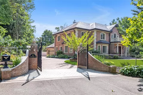 8 Chanticlare Dr, North Hempstead, NY 11030